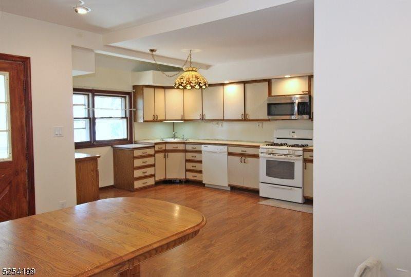 228 Locust Ave, Garwood, NJ 07027