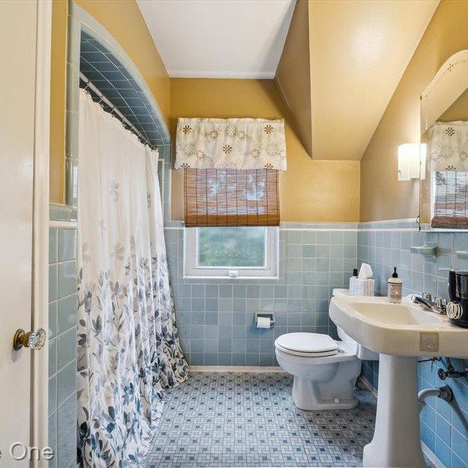 19666 Blossom Lane, Grosse Pointe Woods, MI 48236