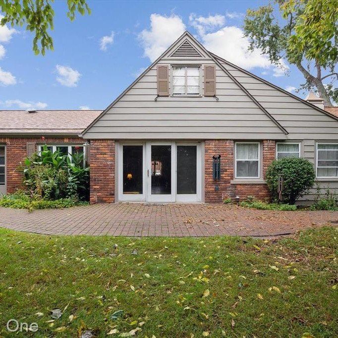 19666 Blossom Lane, Grosse Pointe Woods, MI 48236