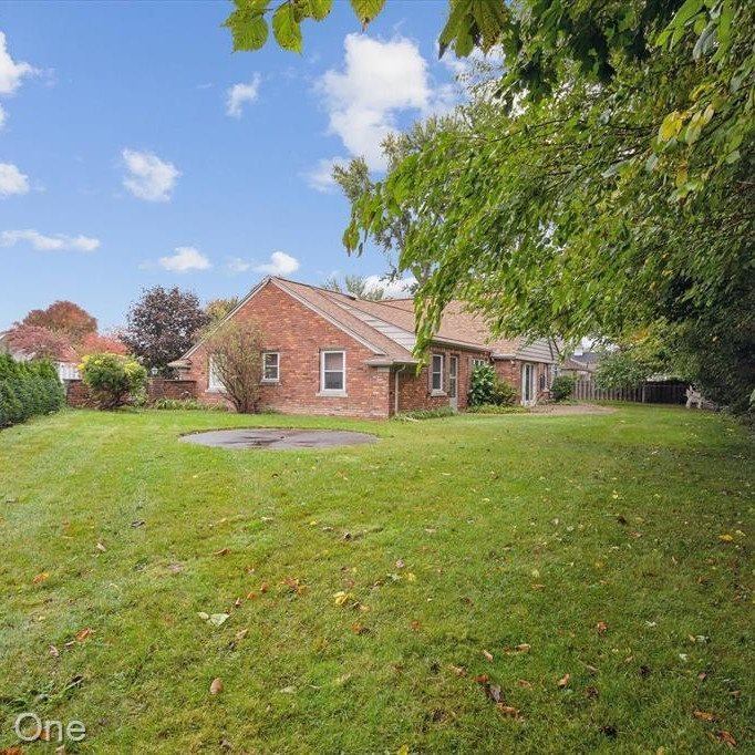 19666 Blossom Lane, Grosse Pointe Woods, MI 48236