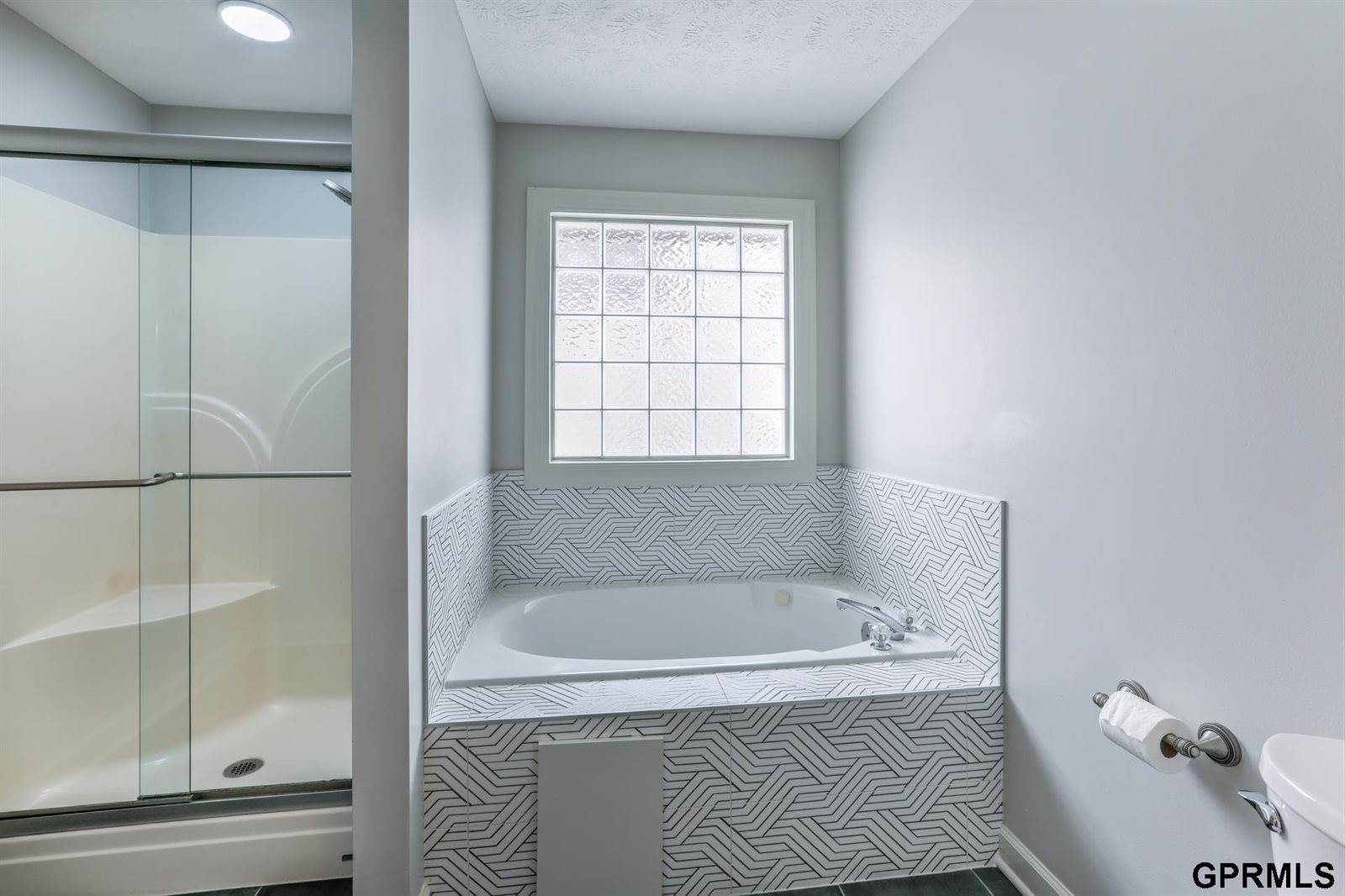 905 Wicklow Road, Papillion, NE 68046