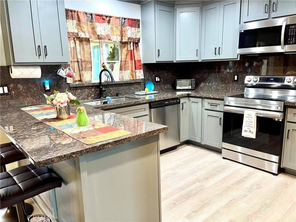 1260 Amberwood Drive, Hemet, CA 92543