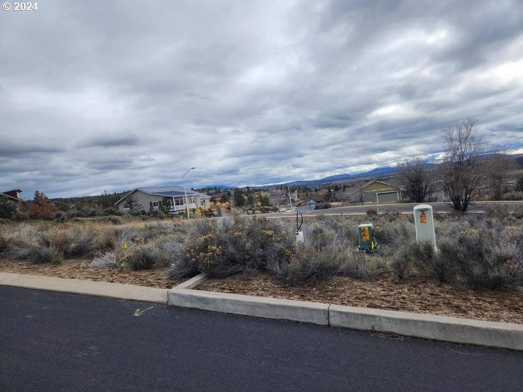 2200 SE Clover Ln, Madras, OR 97741