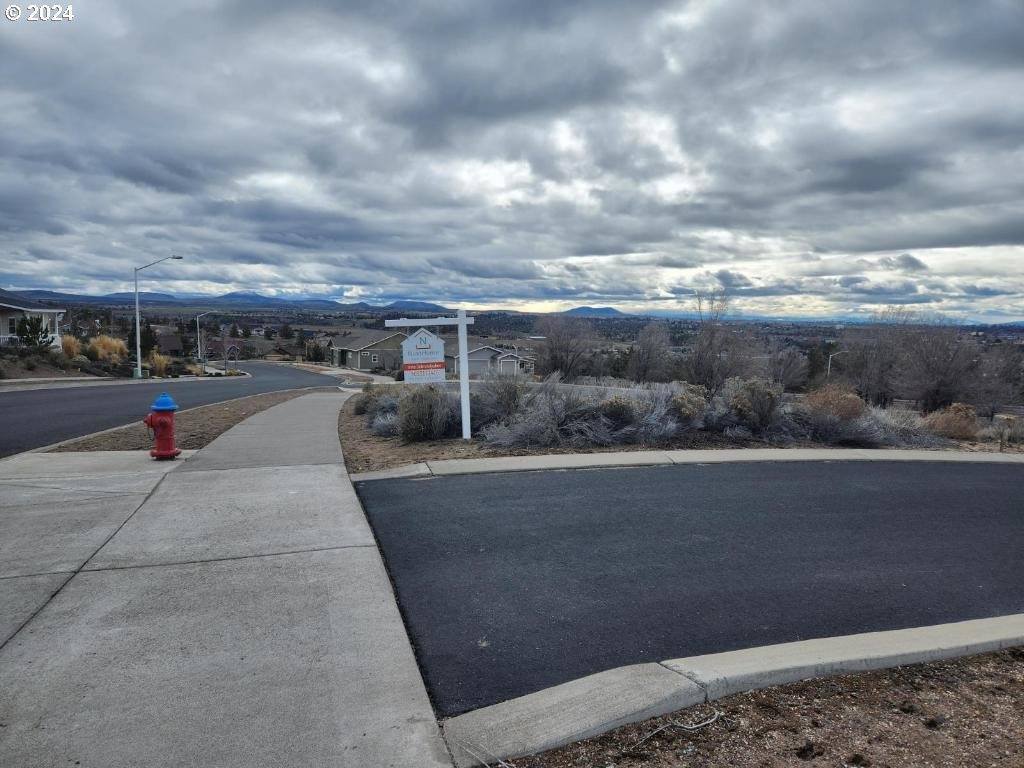 2200 SE Clover Ln, Madras, OR 97741