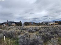 2200 SE Clover Ln, Madras, OR 97741