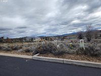 2200 SE Clover Ln, Madras, OR 97741