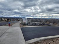 2200 SE Clover Ln, Madras, OR 97741