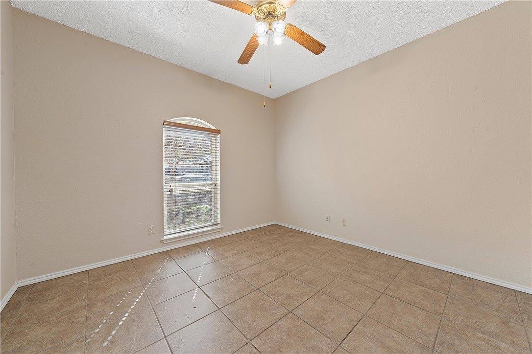 108 Whispering Meadows Drive, Hewitt, TX 76643