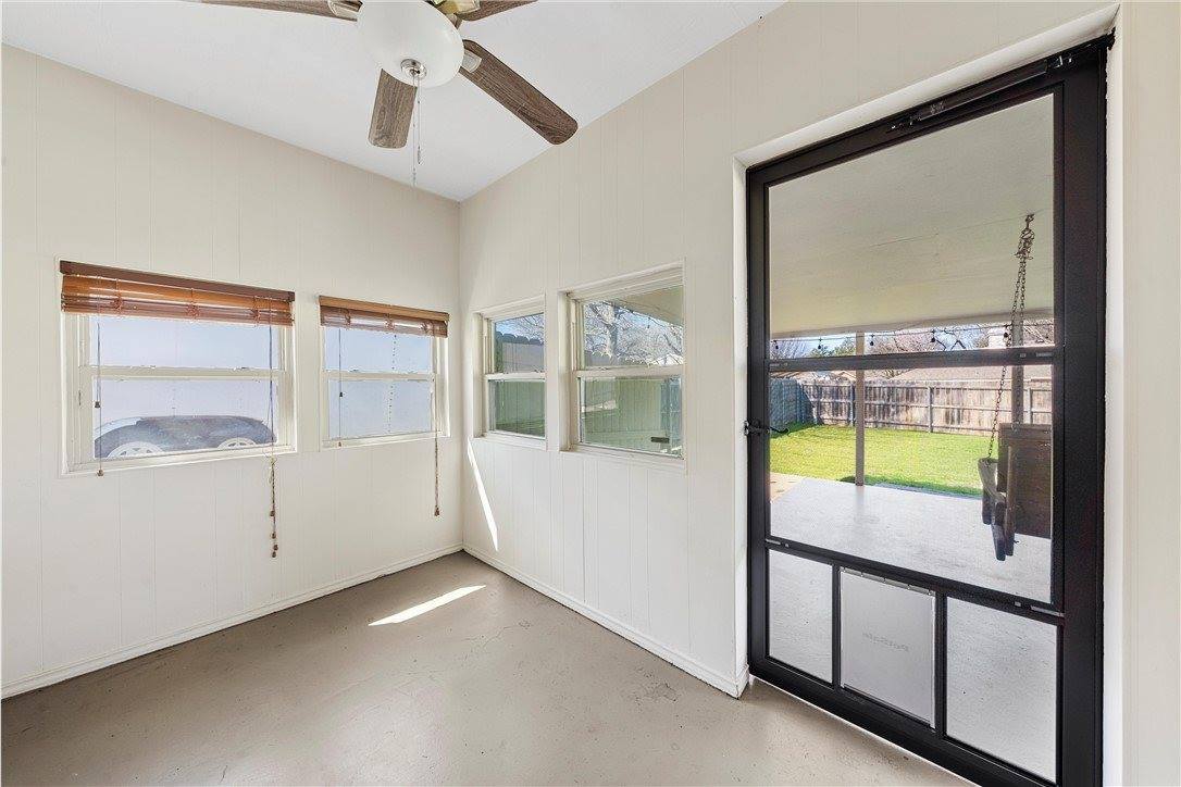 108 Whispering Meadows Drive, Hewitt, TX 76643