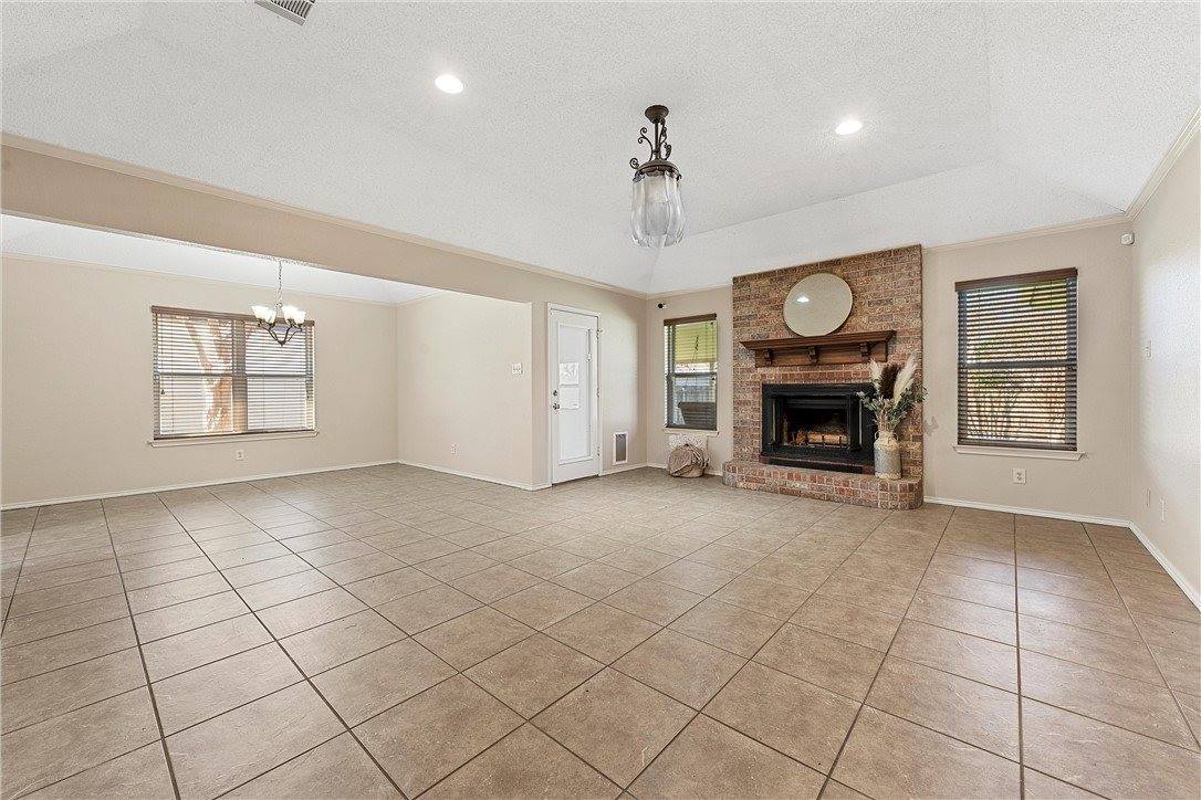 108 Whispering Meadows Drive, Hewitt, TX 76643