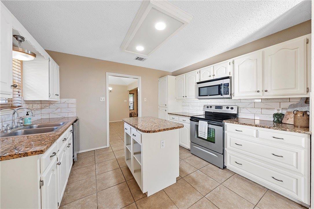 108 Whispering Meadows Drive, Hewitt, TX 76643