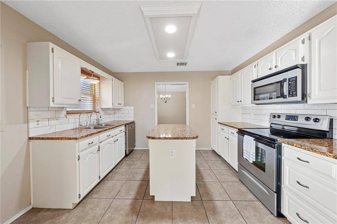 108 Whispering Meadows Drive, Hewitt, TX 76643