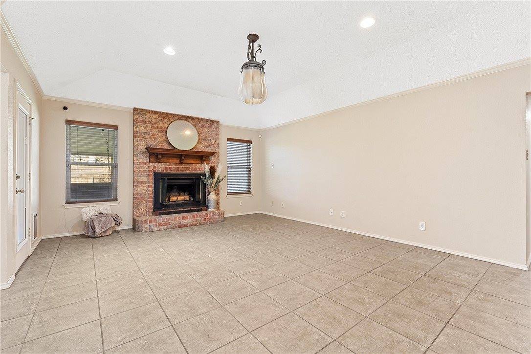 108 Whispering Meadows Drive, Hewitt, TX 76643