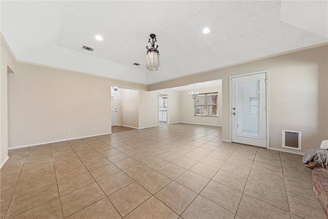 108 Whispering Meadows Drive, Hewitt, TX 76643