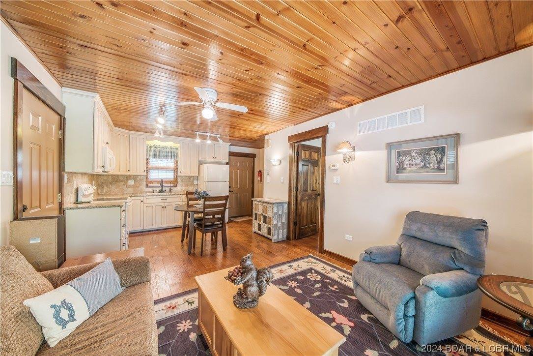 581 Cinnamon Ridge Road, Sunrise Beach, MO 65079