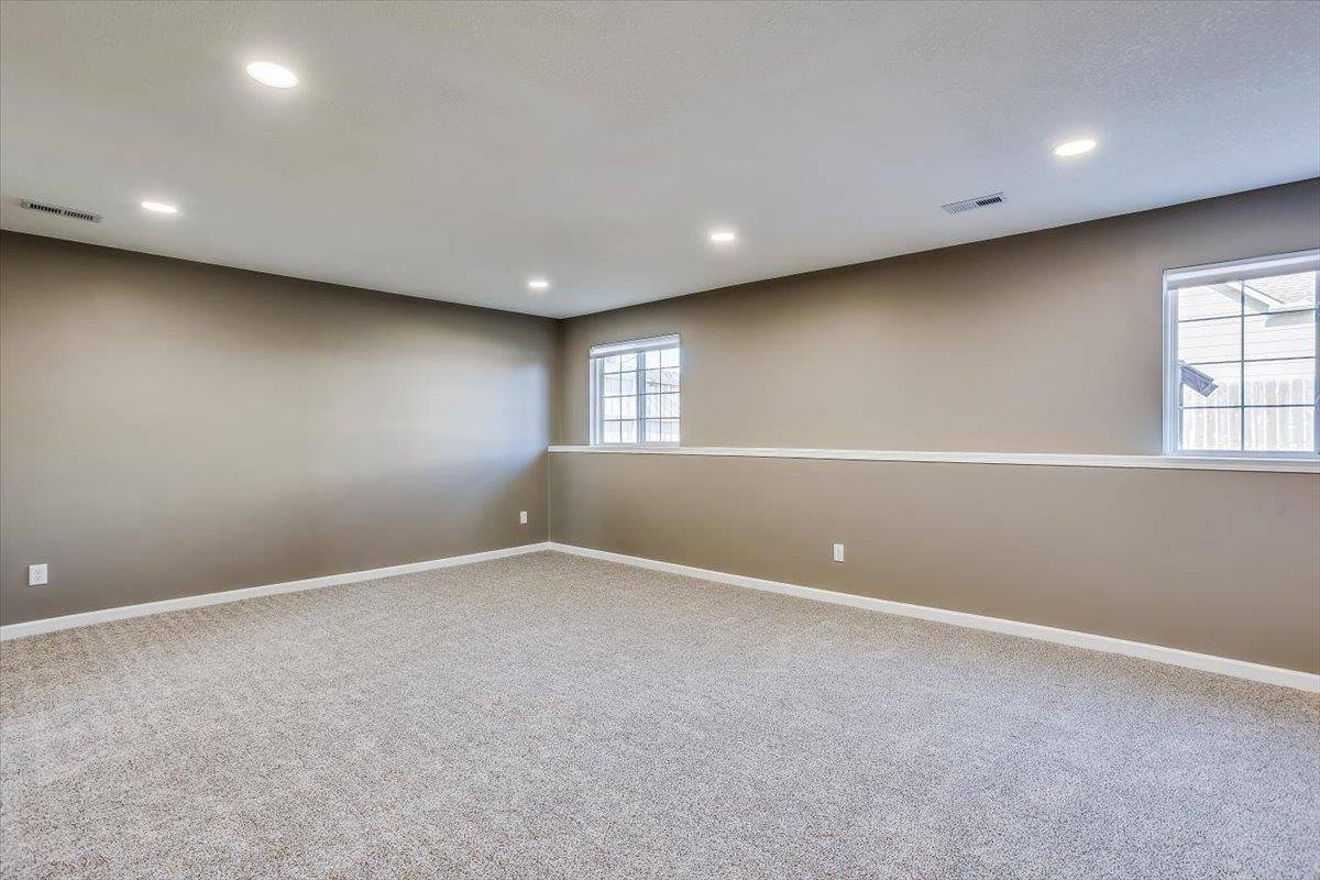 9410 E Marion St, Wichita, KS 67210