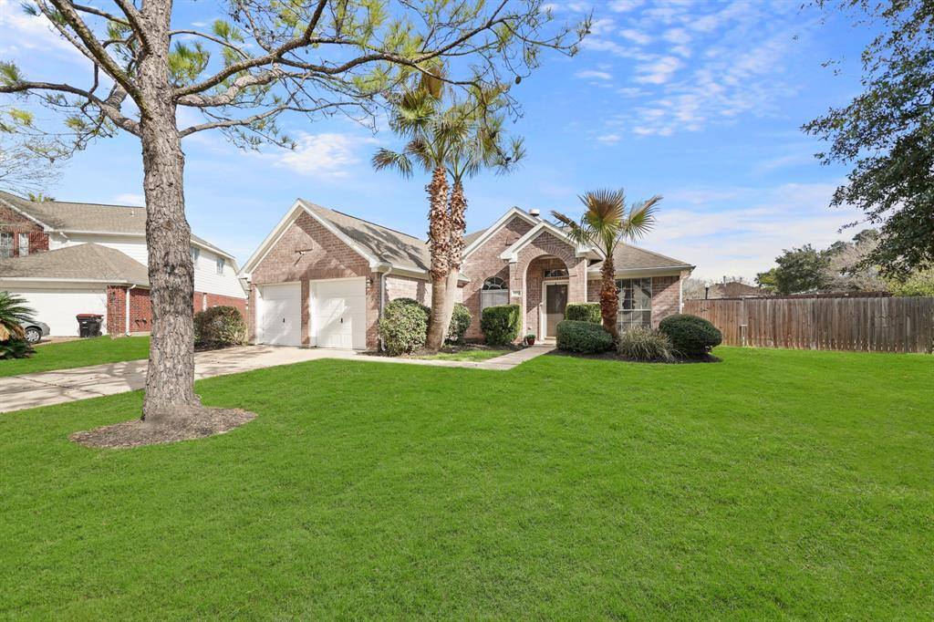 4502 Twin Timber Court, Fresno, TX 77545