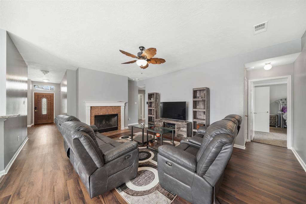 4502 Twin Timber Court, Fresno, TX 77545