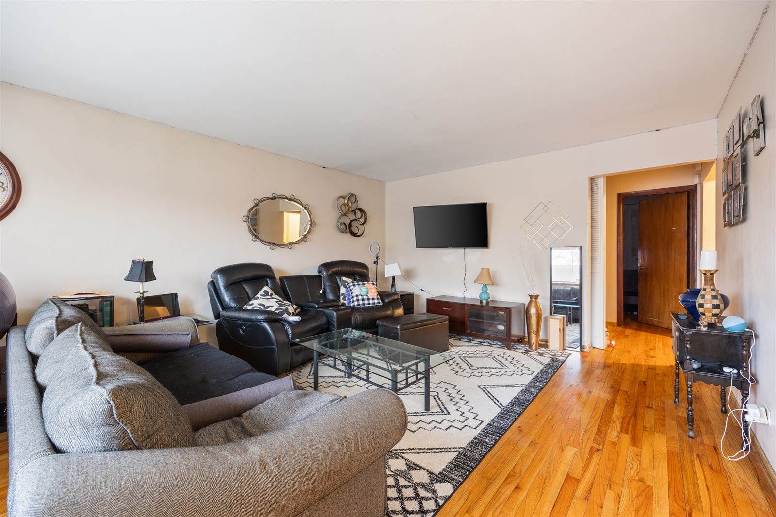 1415 West Pratt Boulevard, Chicago, IL 60626