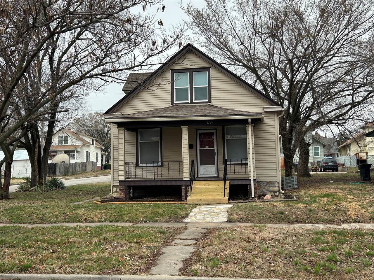 835 SW College AVE, Topeka, KS 66606