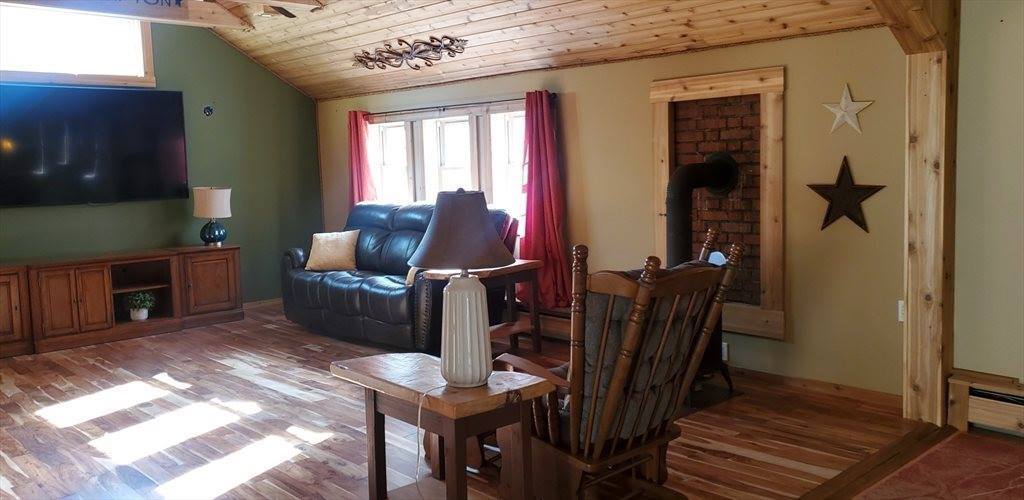 7 Strong Road, Southampton, MA 01073