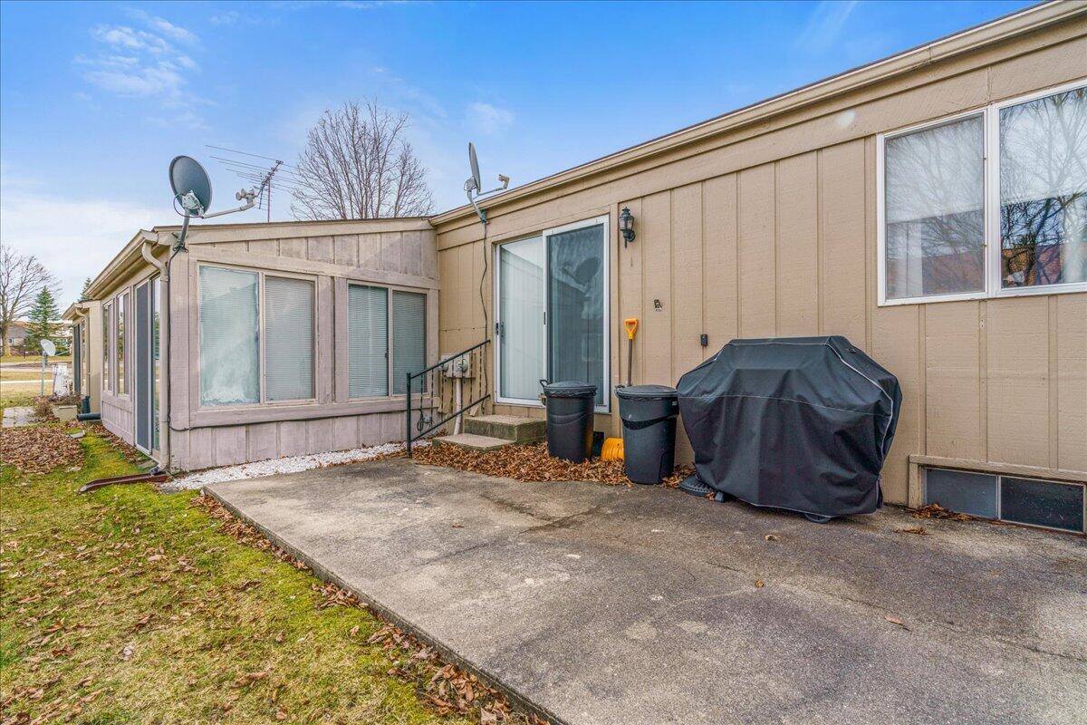 25329 Potomac Drive, South Lyon, MI 48178