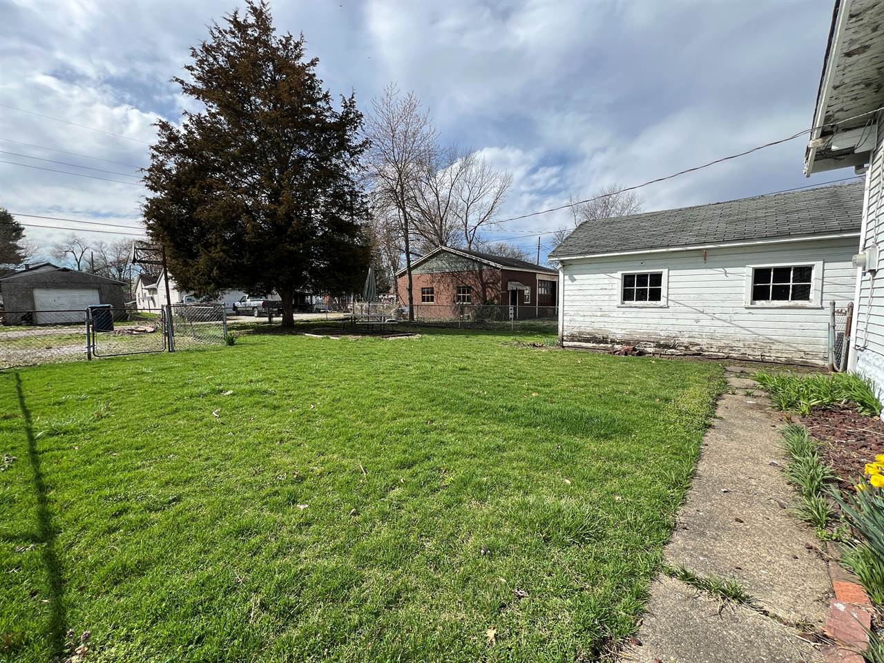 2011 8th Ave, Terre Haute, IN 47804