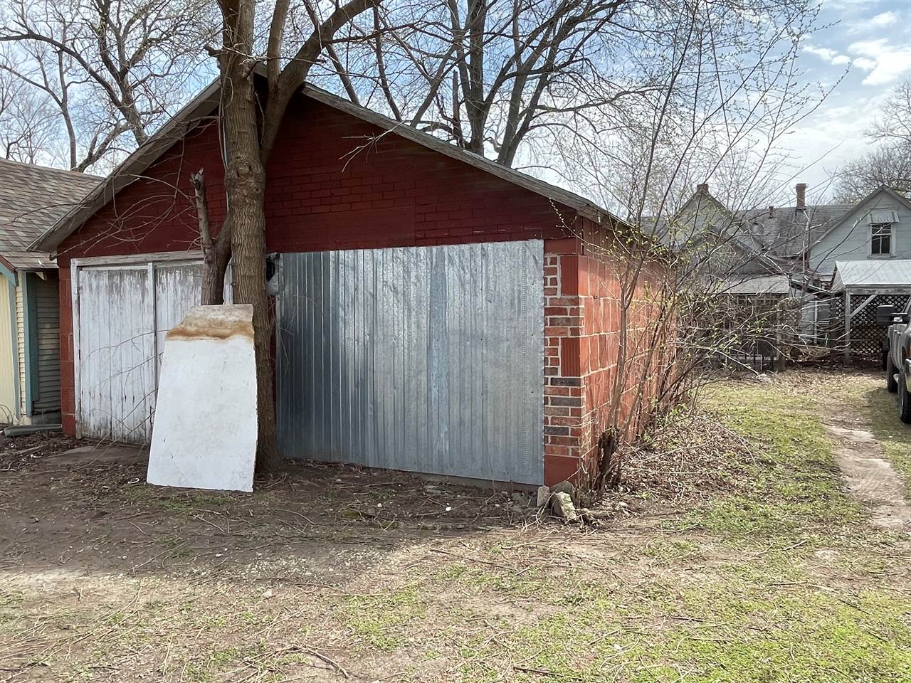 320 E 1st St, Newton, KS 67114