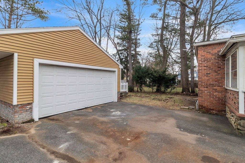 169 Carver St, Springfield, MA 01108