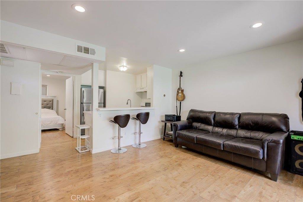 7101 Farralone Avenue, Canoga Park, CA 91303