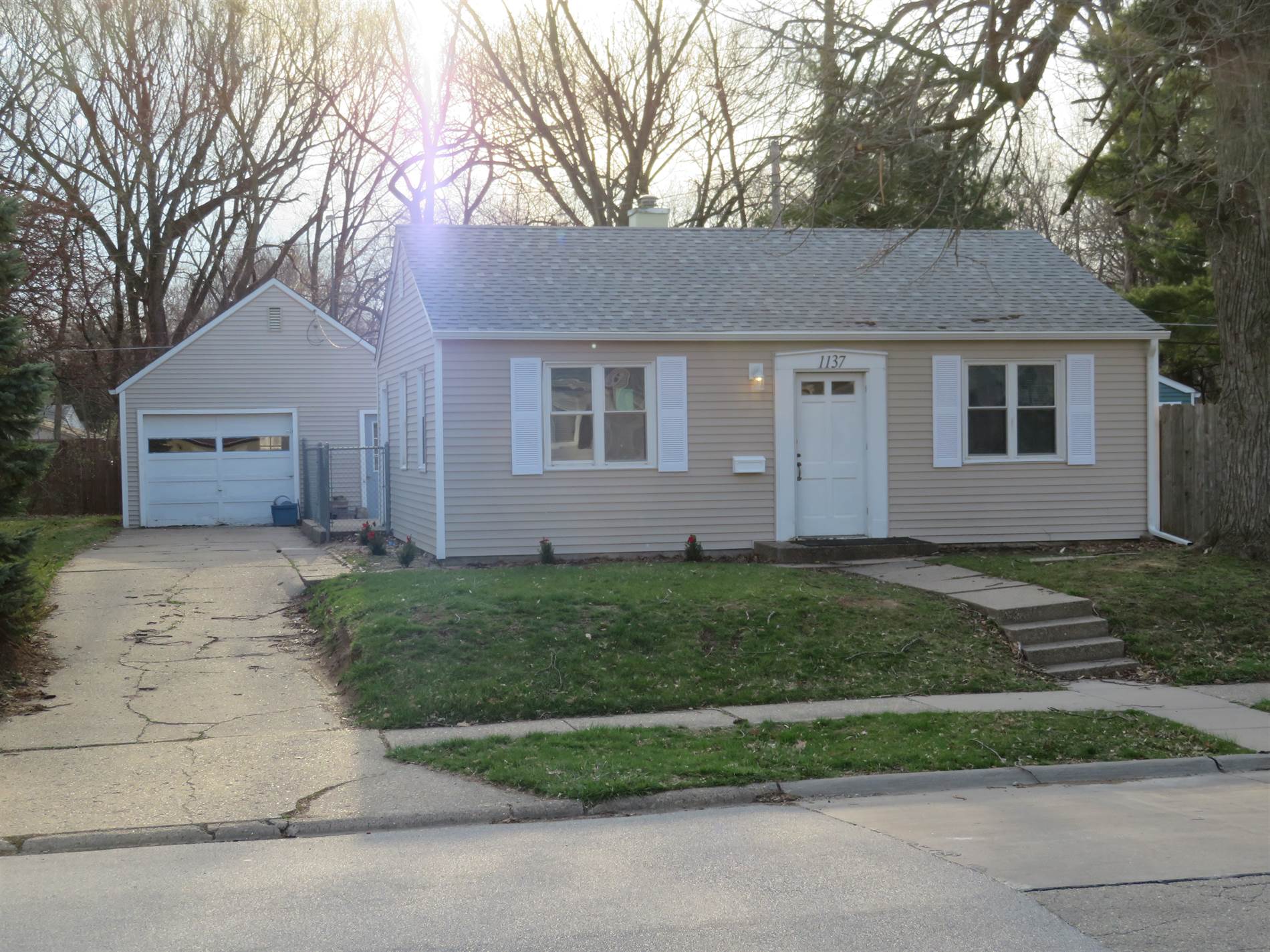 1137 39th Street, Moline, IL 61265