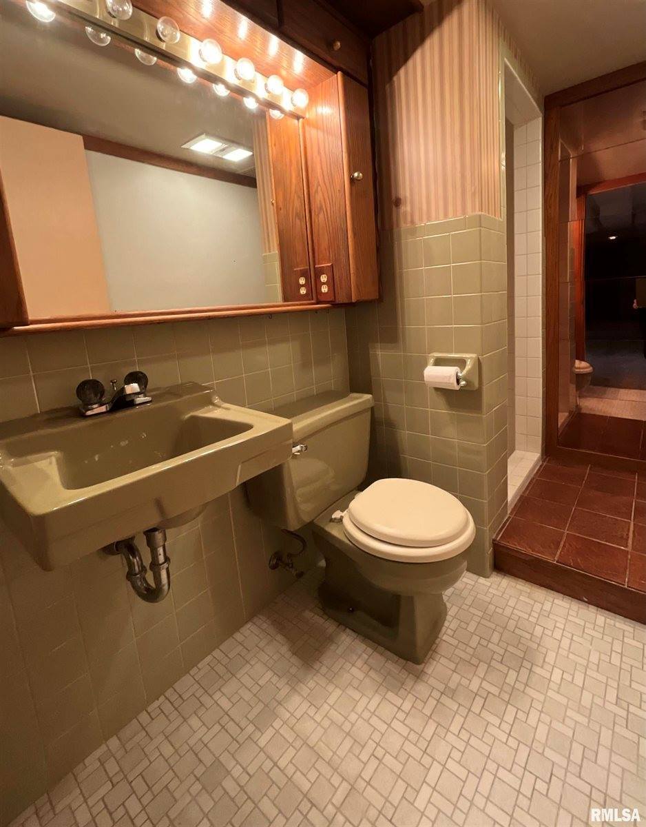 2020 12TH Street, East Moline, IL 61244