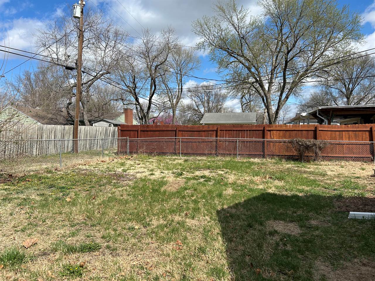 5606 SW Avalon LN, Topeka, KS 66604