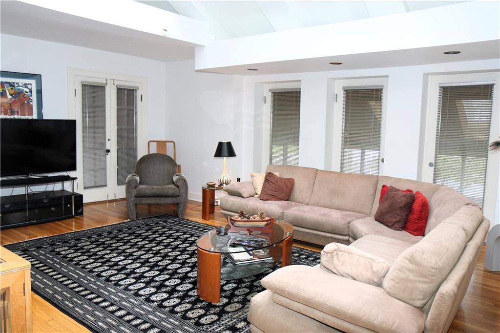 7 East 65 Street, Kansas City, MO 64113