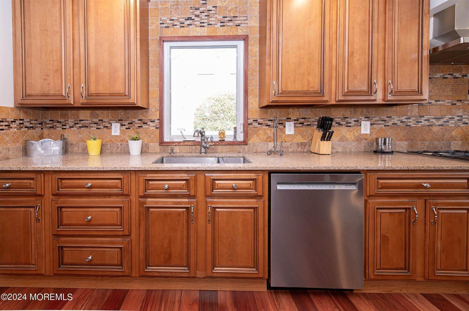 179 Sherry Street, Woodbridge, NJ 07095