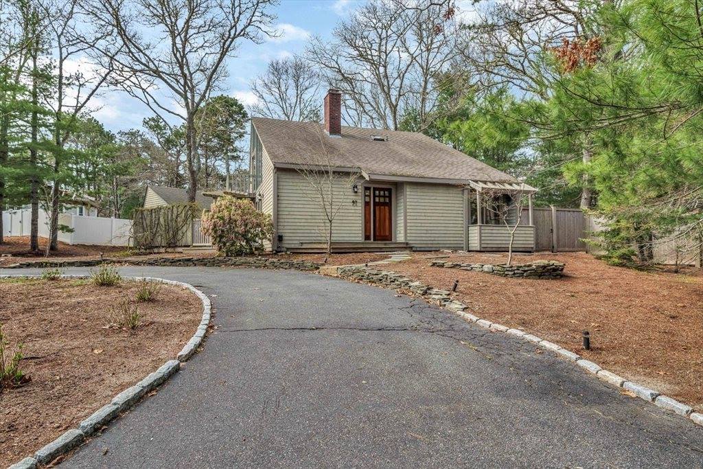 97 Fells Pond Rd, Mashpee, MA 02649