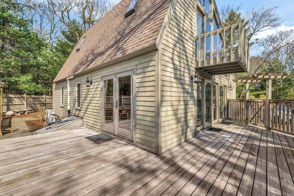 97 Fells Pond Rd, Mashpee, MA 02649