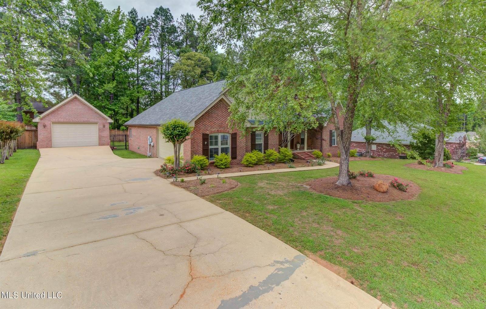 24 Pine Meadow Loop, Hattiesburg, MS 39402