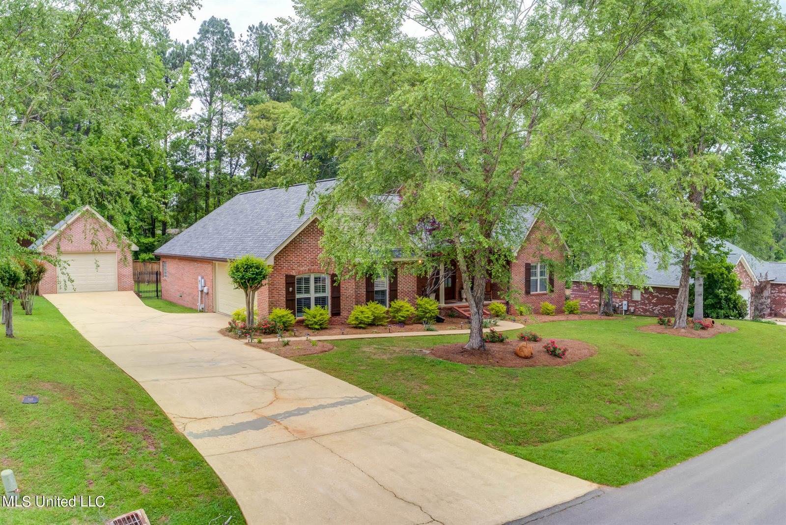 24 Pine Meadow Loop, Hattiesburg, MS 39402