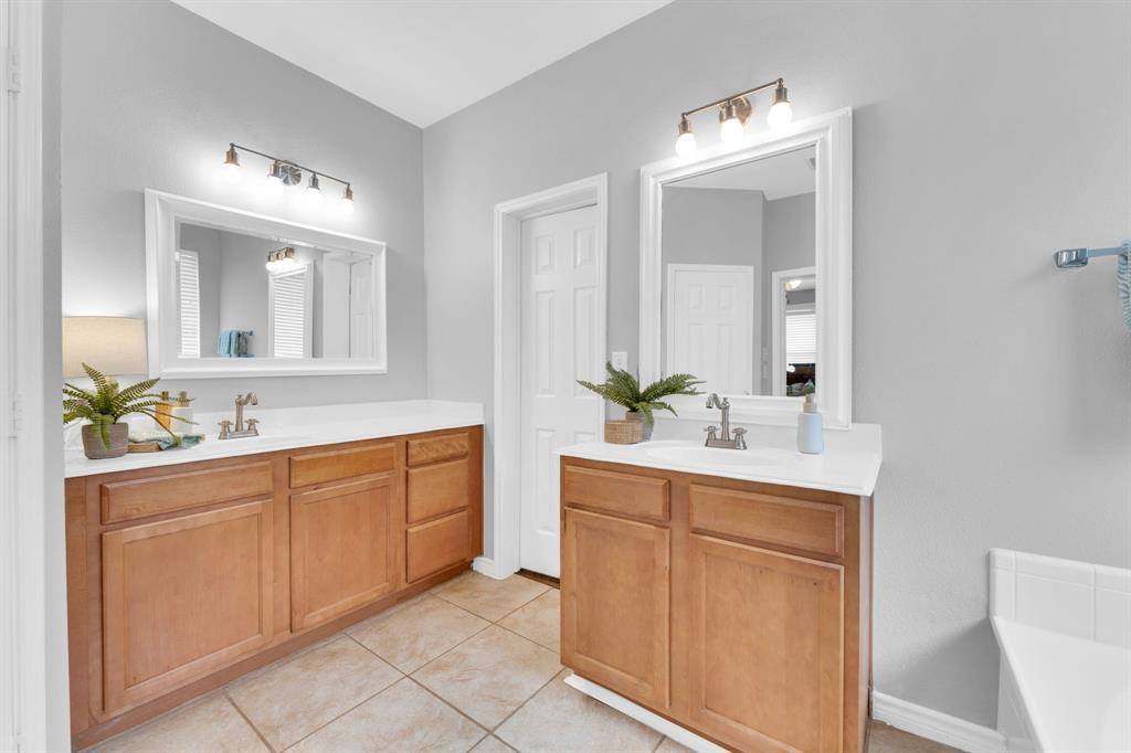 9208 Water Oak Drive, Arlington, TX 76002