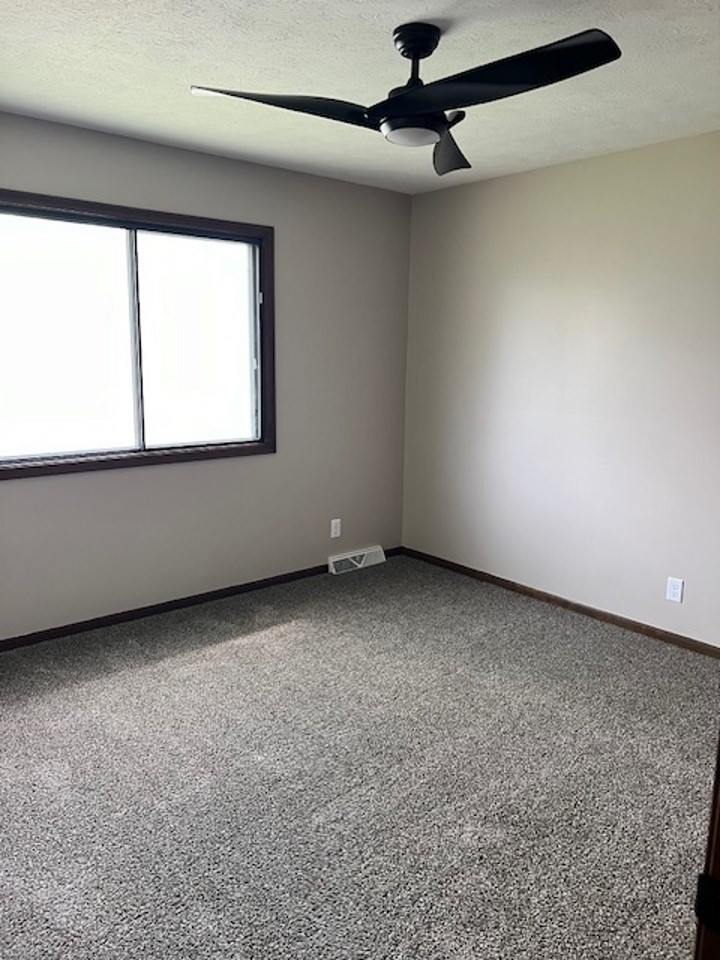 9415 Pratt Cir, Omaha, NE 68134