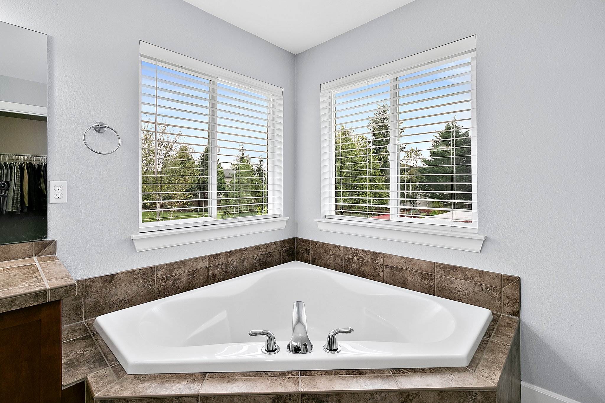 216 Johns St NE, Orting, WA 98360