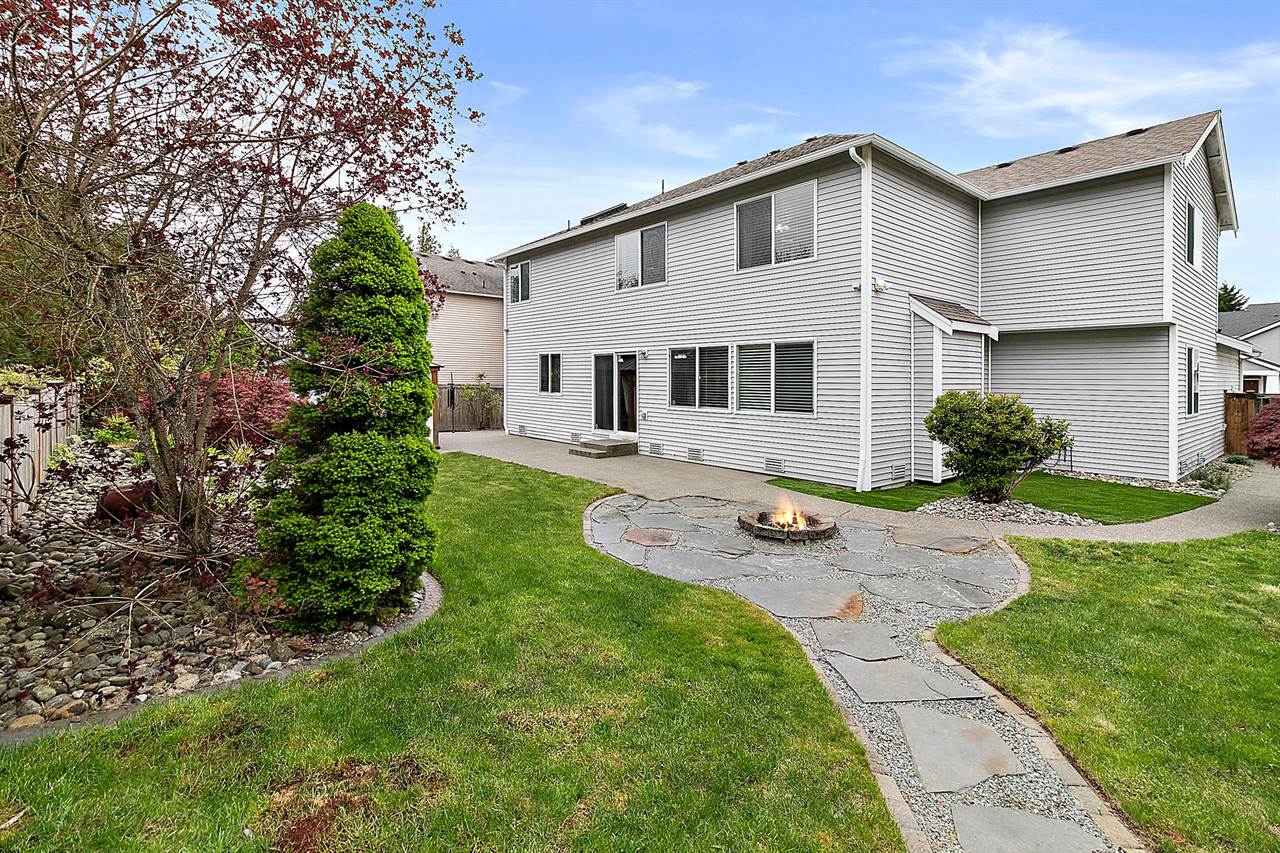 216 Johns St NE, Orting, WA 98360