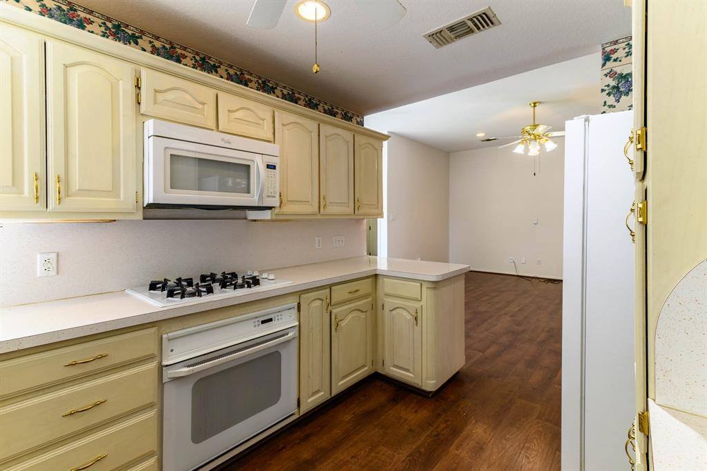 817 Clear View Court, Burleson, TX 76028