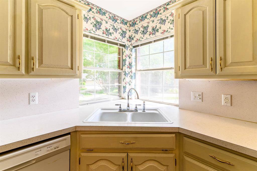 817 Clear View Court, Burleson, TX 76028