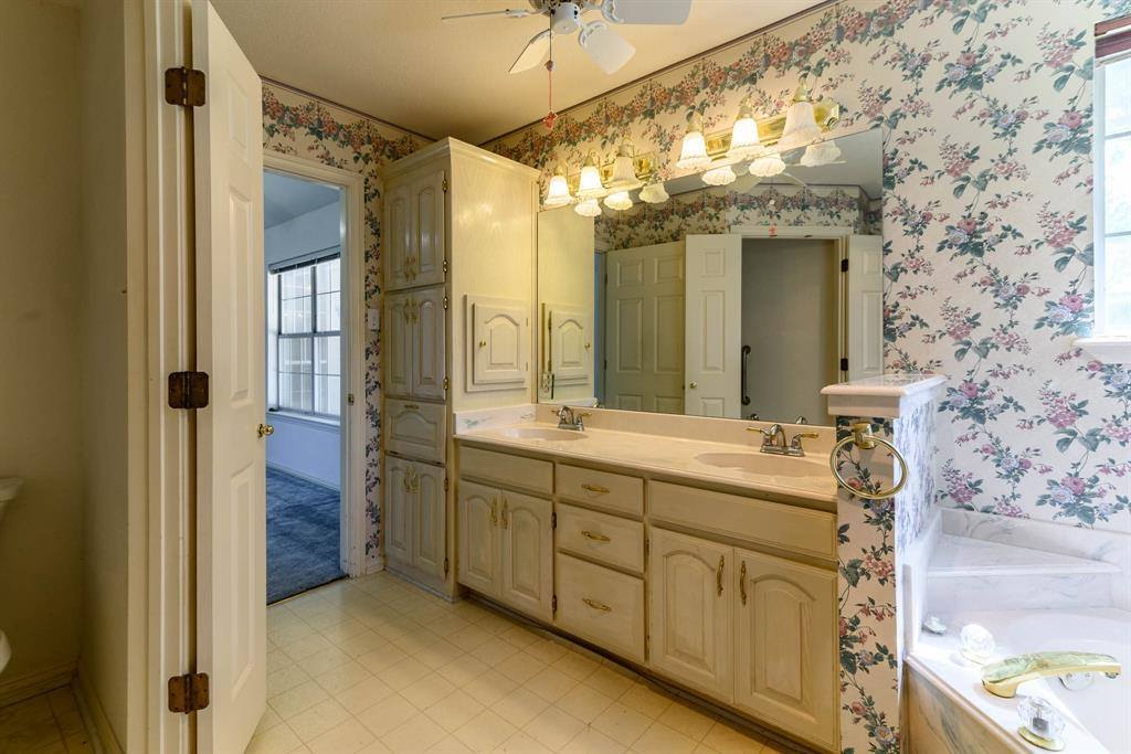 817 Clear View Court, Burleson, TX 76028