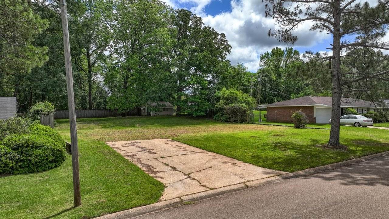 1207 Laurelwood Dr, Clinton, MS 39056