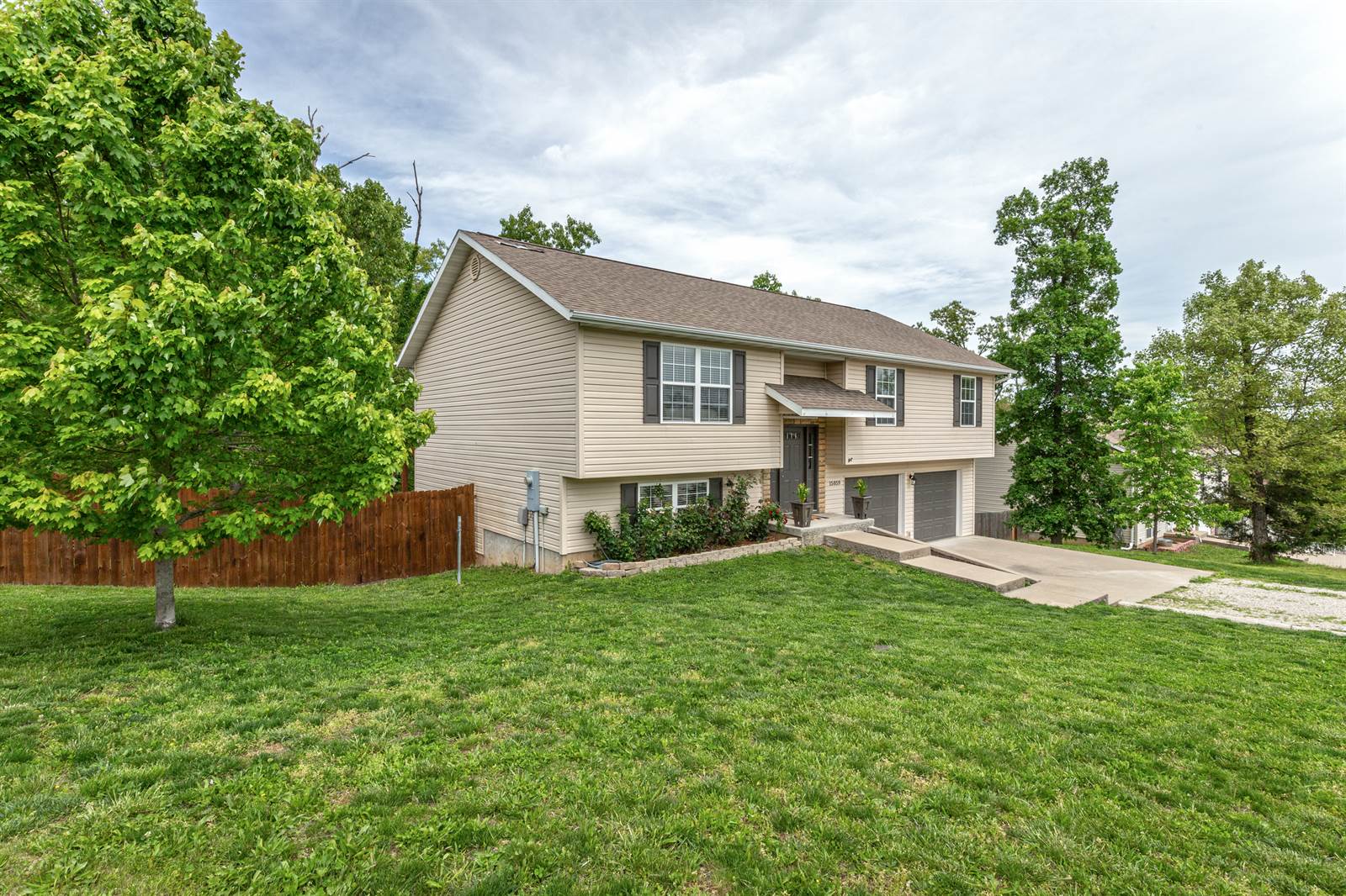 15859 Tundra St, St Robert, MO 65584