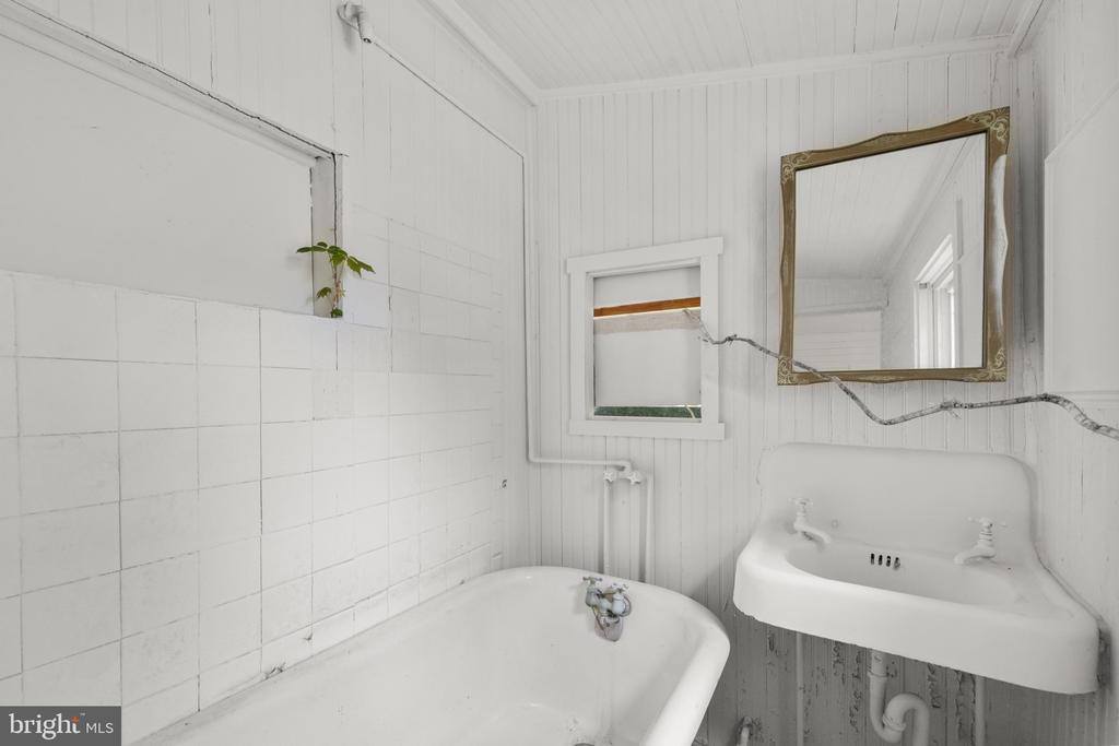 1890 Fairfax Pike, White Post, VA 22663