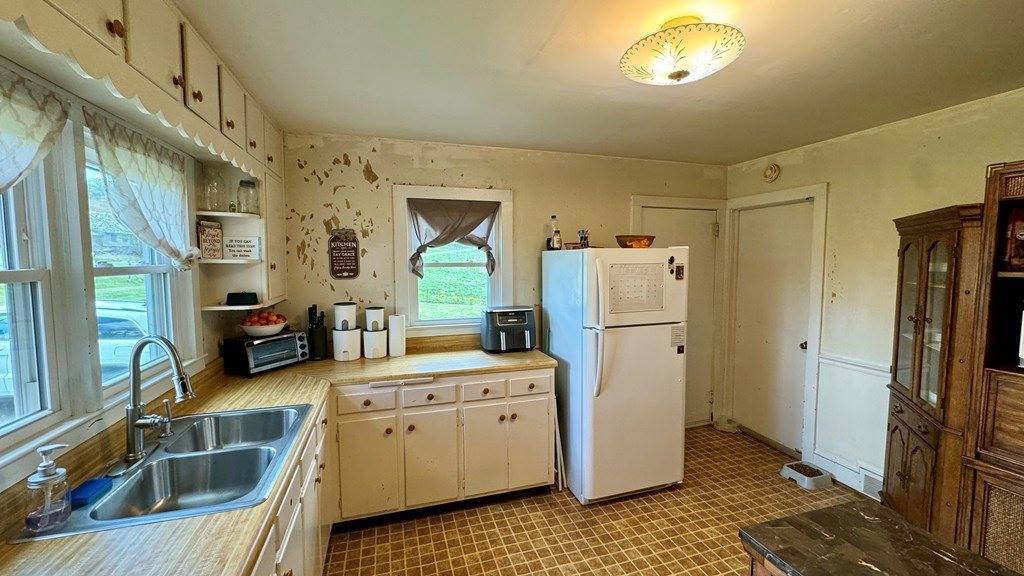 1060 Old Mill Road, Hillsville, VA 24343